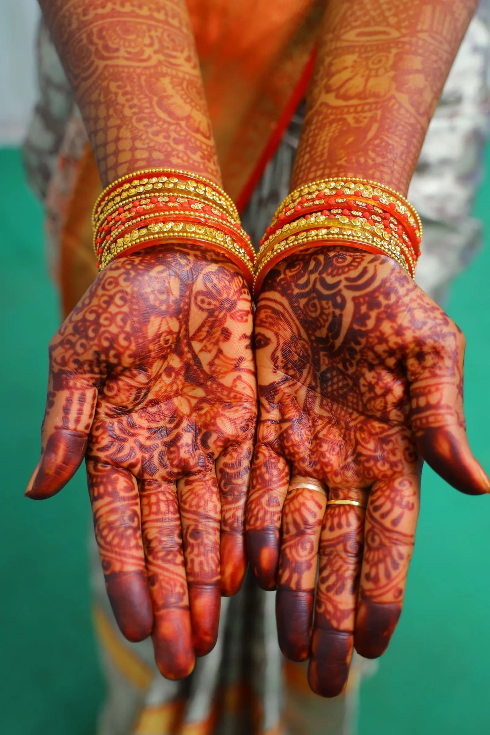 Mehendi, hand by hand